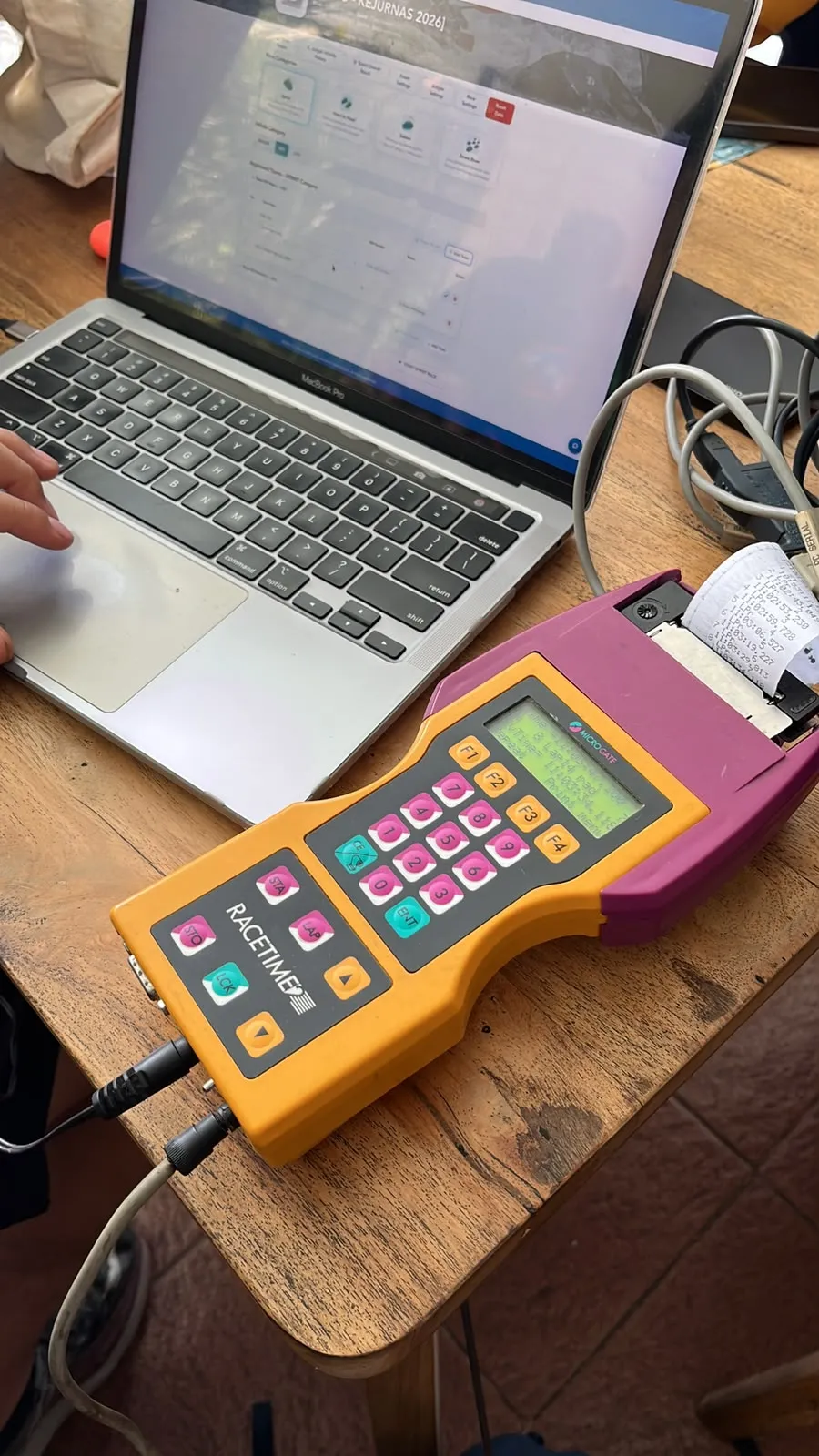 Perangkat timing Racetime terhubung ke laptop yang menjalankan antarmuka sts-timingsystem di lapangan