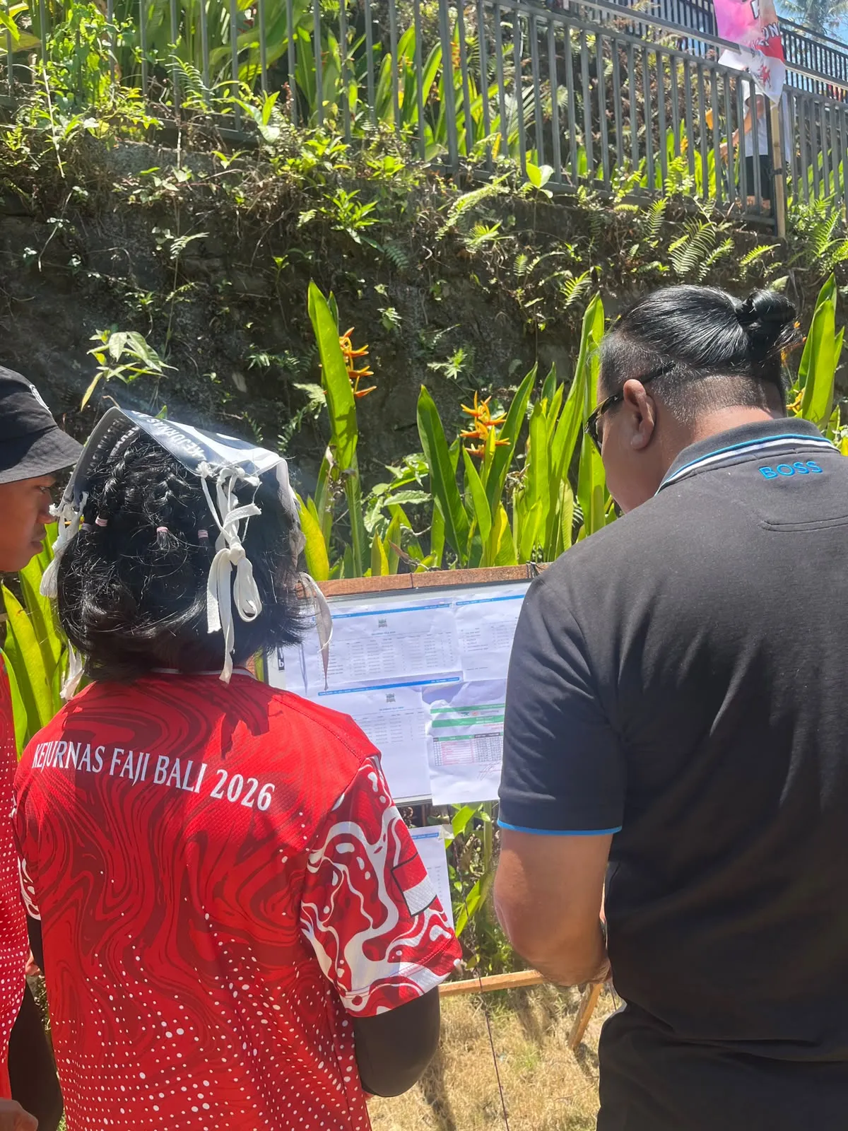 Ofisial memeriksa hasil resmi Kejurnas FAJI Bali 2026 yang dicetak dari sts-timingsystem