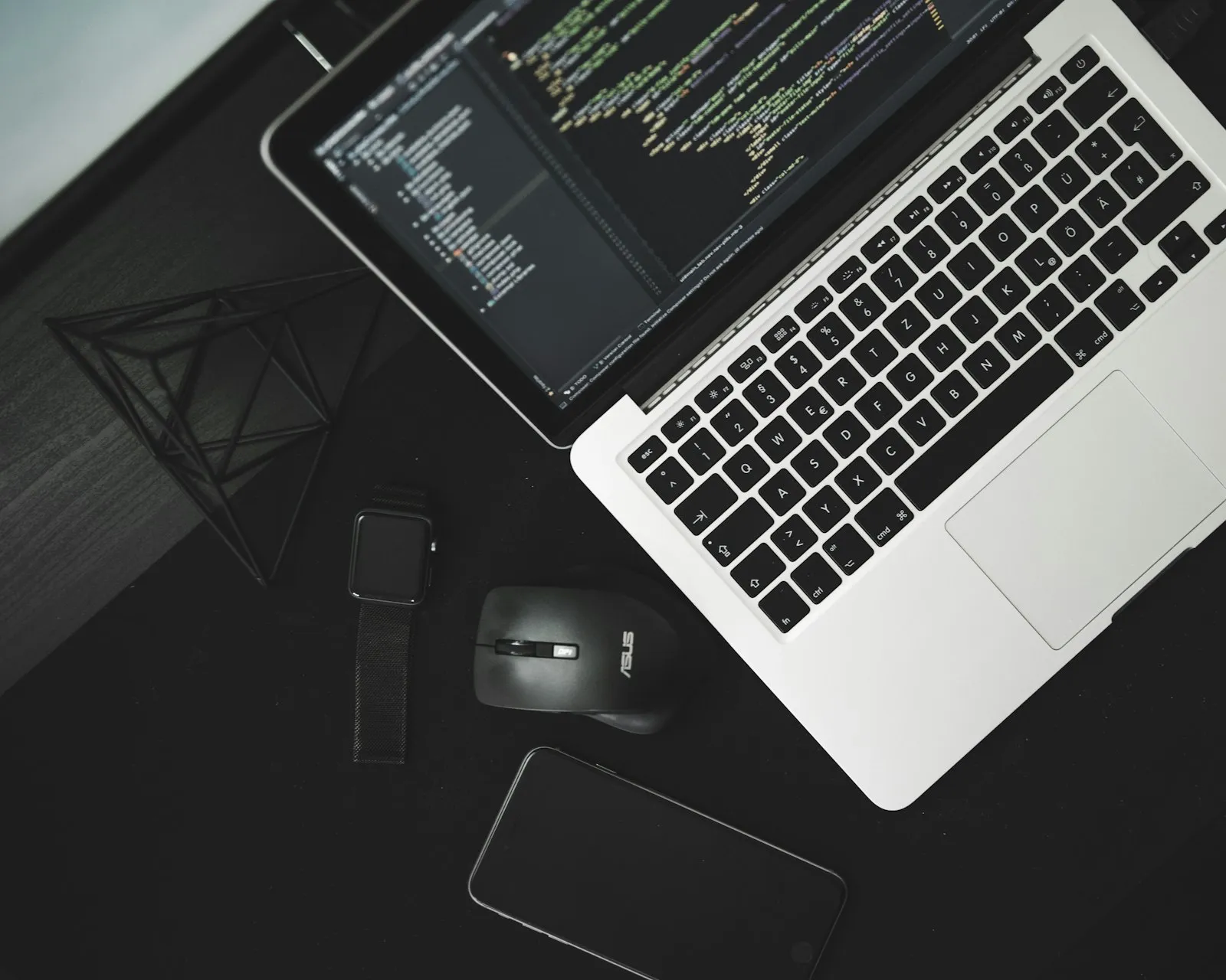 Ruang kerja dengan laptop menampilkan kode program