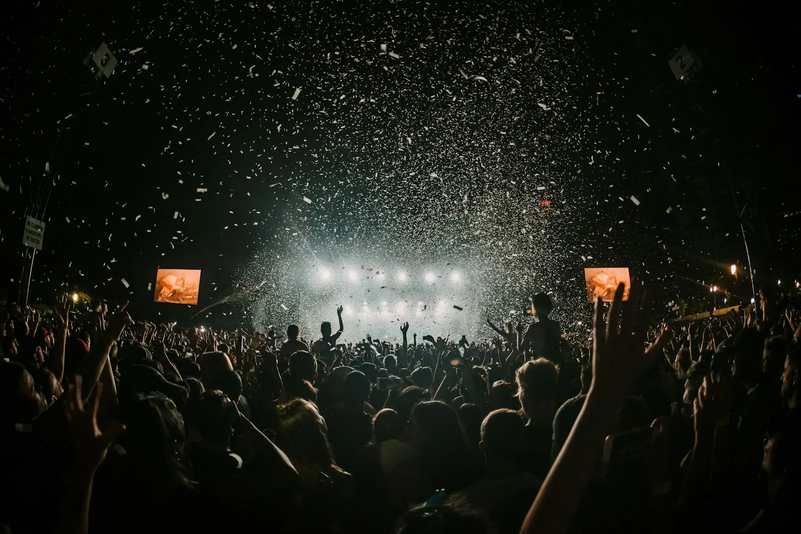 Suasana festival dengan confetti dan penonton yang antusias